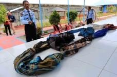 Bermodalkan Sarung,...