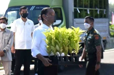 Momen Jokowi Ngangkut...