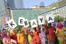 Aksi Perempuan Berkebaya...