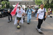 Ratusan Skateboarder...