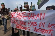 Mahasiswa Gelar Aksi...