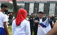 Herman Deru Lepas Kontingen...