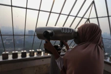 Menikmati Pemandangan...