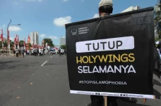 Aksi Tuntut Gerai Holywings...