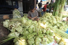 Pedagang Bungkus Ketupat...