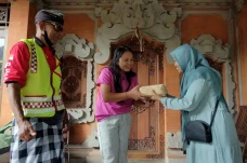 Tradisi Ngejot Saat...