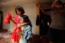 Wanita Emas Bagikan...