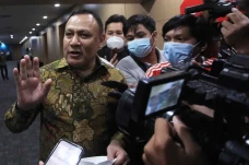 Ketua KPK Serahkan Surat...