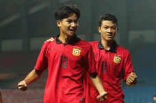 Singkirkan Thailand,...