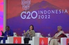 Menkeu Sri Mulyani Hadiri...
