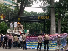 Massa AMLT Desak Kementerian...
