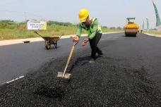 Melihat Proses Pengaspalan...