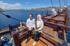 Naik Kapal Pinisi, Jokowi...