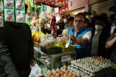 Kunjungi Pasar Baru...