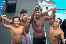 Medali Emas Renang Estafet...