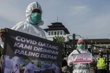 Tuntut Diangkat Jadi...
