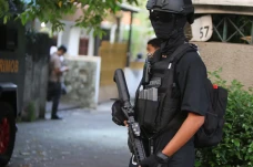 Brimob Bersenjata Lengkap...