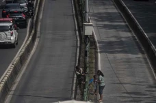Pejalan Kaki Menyeberang...