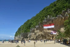 Pengibaran Bendera Raksasa...