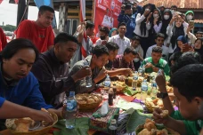 Lomba Adu Kuat Makan...