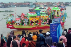 Lomba Kapal Hias di...