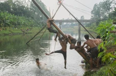 Keseruan Lomba Panjat...
