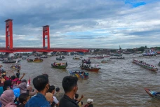 Antusiasme Warga Saksikan...