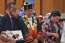 Potret Haru Ayah Brigadir...