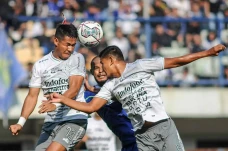 Bermain 10 Pemain, Bali...