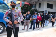 Antrean Warga Tukarkan...