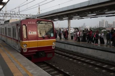 Pengguna KRL Selama...