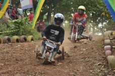 Keseruan Adu Cepat Balap...