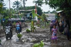 Protes Jalan Rusak,...