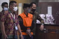 KPK Tahan Penyuap Mantan...