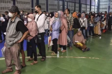 Antrean Pencairan Bantuan...