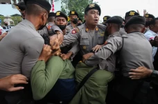 Kericuhan Unjuk Rasa...
