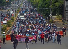 Ribuan Buruh Gelar Unjuk...
