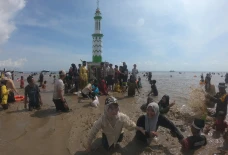 Melihat Tradisi Mandi...