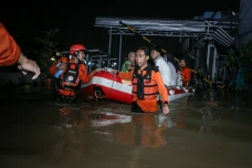 Banjir Setinggi 120...