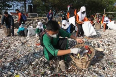 Bersih-bersih Sampah...