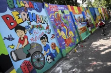 Warna-Warni Mural Kampung...