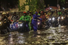 Banjir Rendam Ruas Jalan...