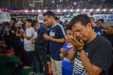 Sambil Menangis, Ribuan...