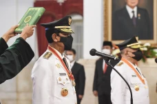 Jokowi Lantik Gubernur...