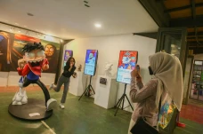 Melihat Pameran Mbloc...