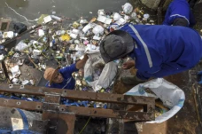 Aksi Pungut Sampah di...