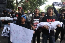 Bawa Boneka Jenazah,...