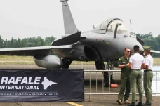 Pesawat Jet Rafale Mejeng...