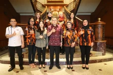 Hary Tanoesoedibjo Terima...