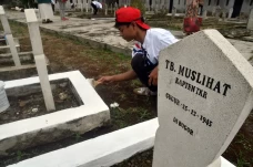 Aksi Merawat Pusara...